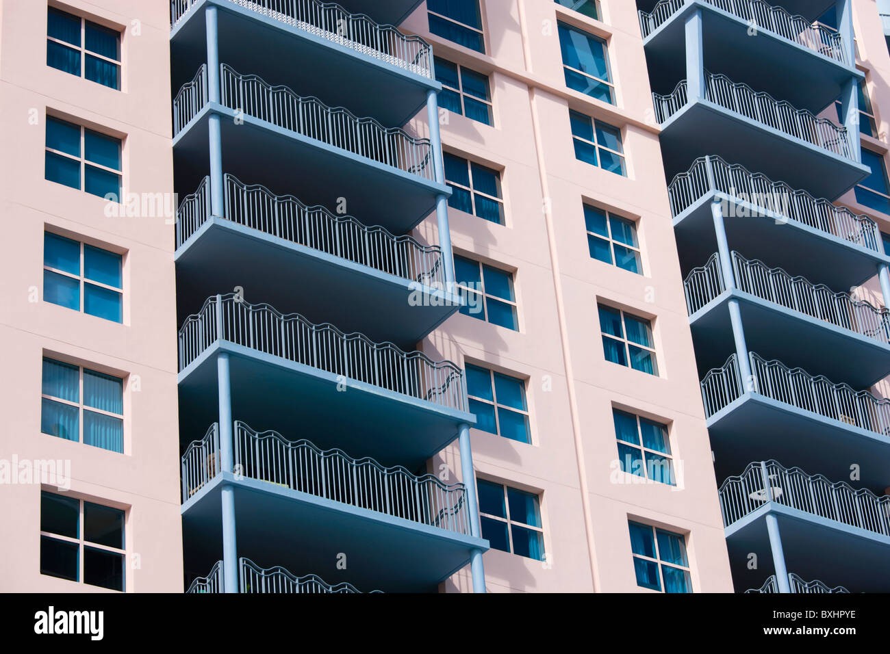 Architettura Art deco, in colori pastello, alto luogo blocchi di appartamenti Ocean Drive e South Beach, Miami, Florida, Stati Uniti d'America Foto Stock