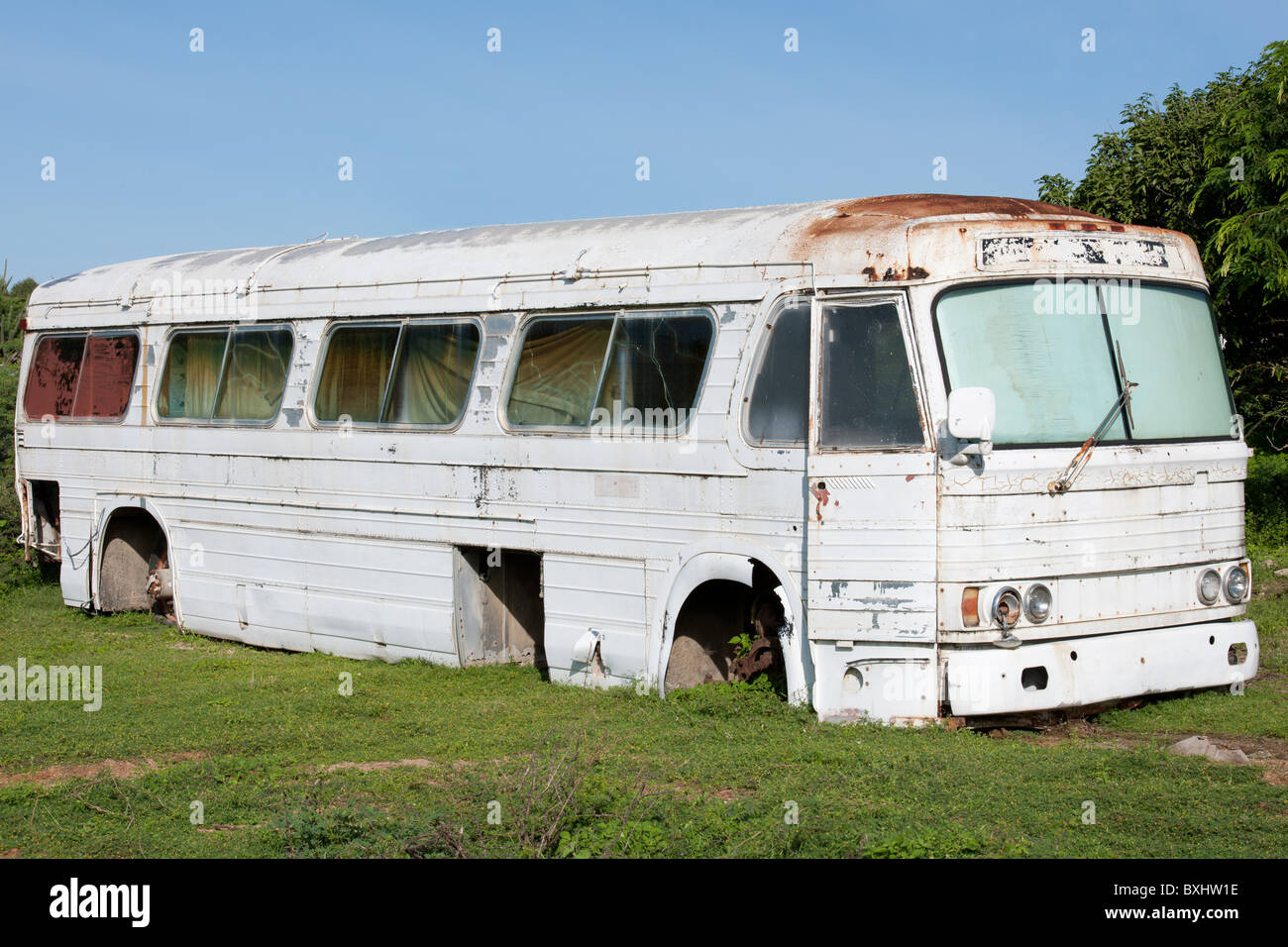 Bus bianco utilizzato come una casa in Aruba Foto Stock