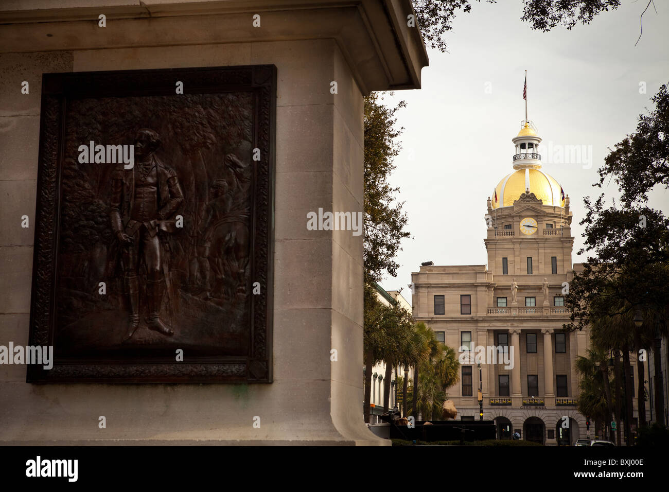 Stato di George Washington in Washington Square con il municipio di Savannah, Georgia, Stati Uniti d'America. Foto Stock