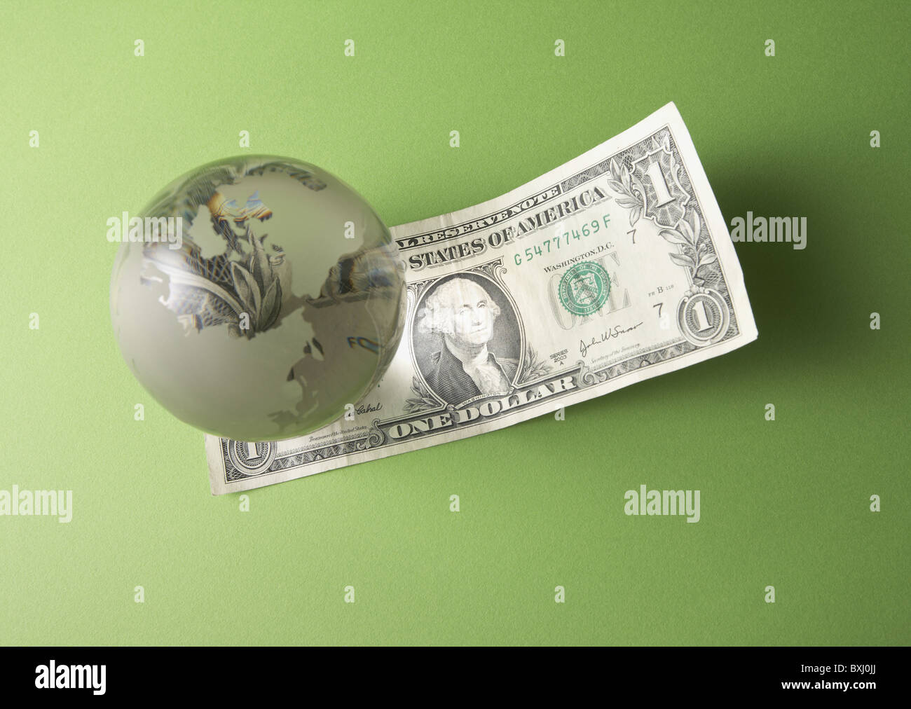 Dollaro e globe Foto Stock