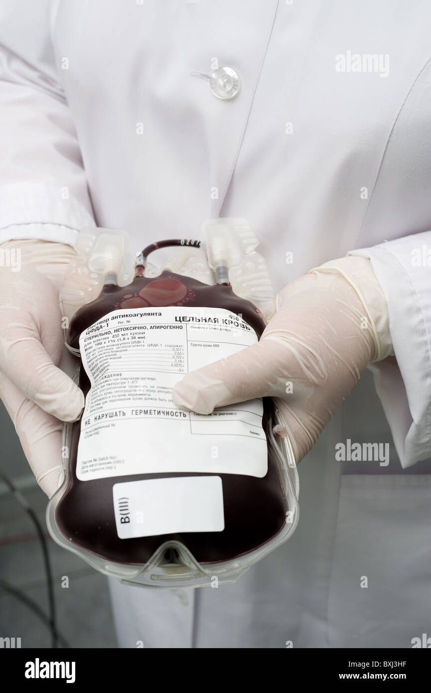 Confezione trasparente del donatore di fresco sangue intero nelle mani degli infermieri Foto Stock