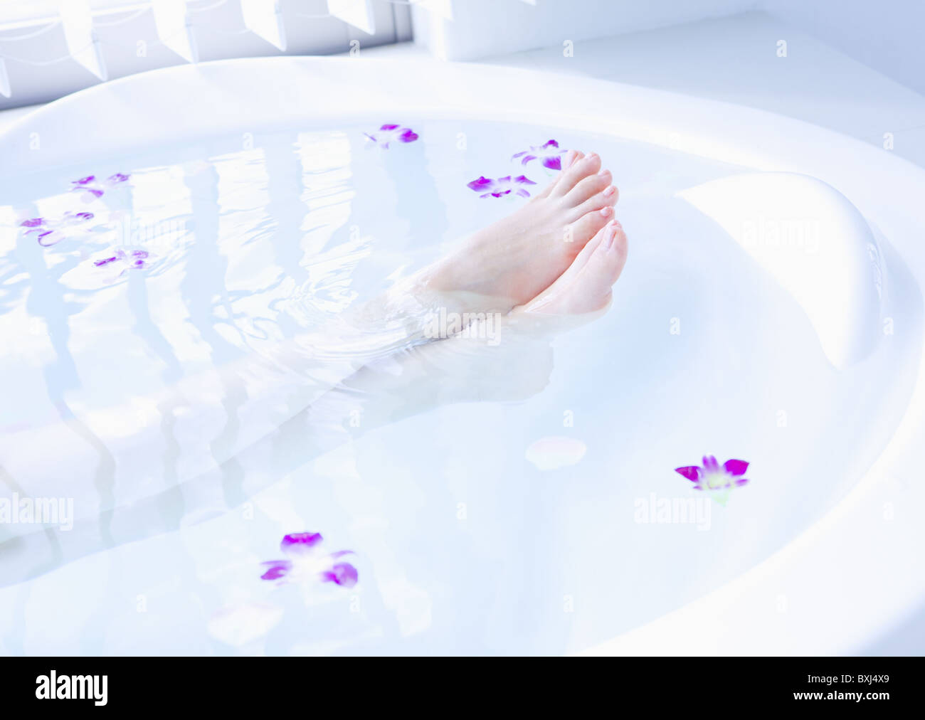 La donna è la gamba di prendere un bagno, primo piano Foto Stock