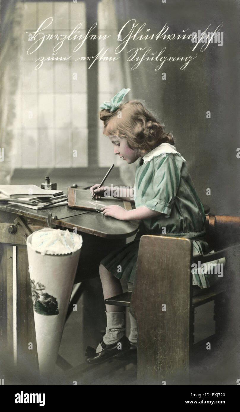 Istruzione, scuola, iscrizione, ragazza con il cono scolastico, Germania, circa 1927, diritti aggiuntivi-clearences-non disponibile Foto Stock