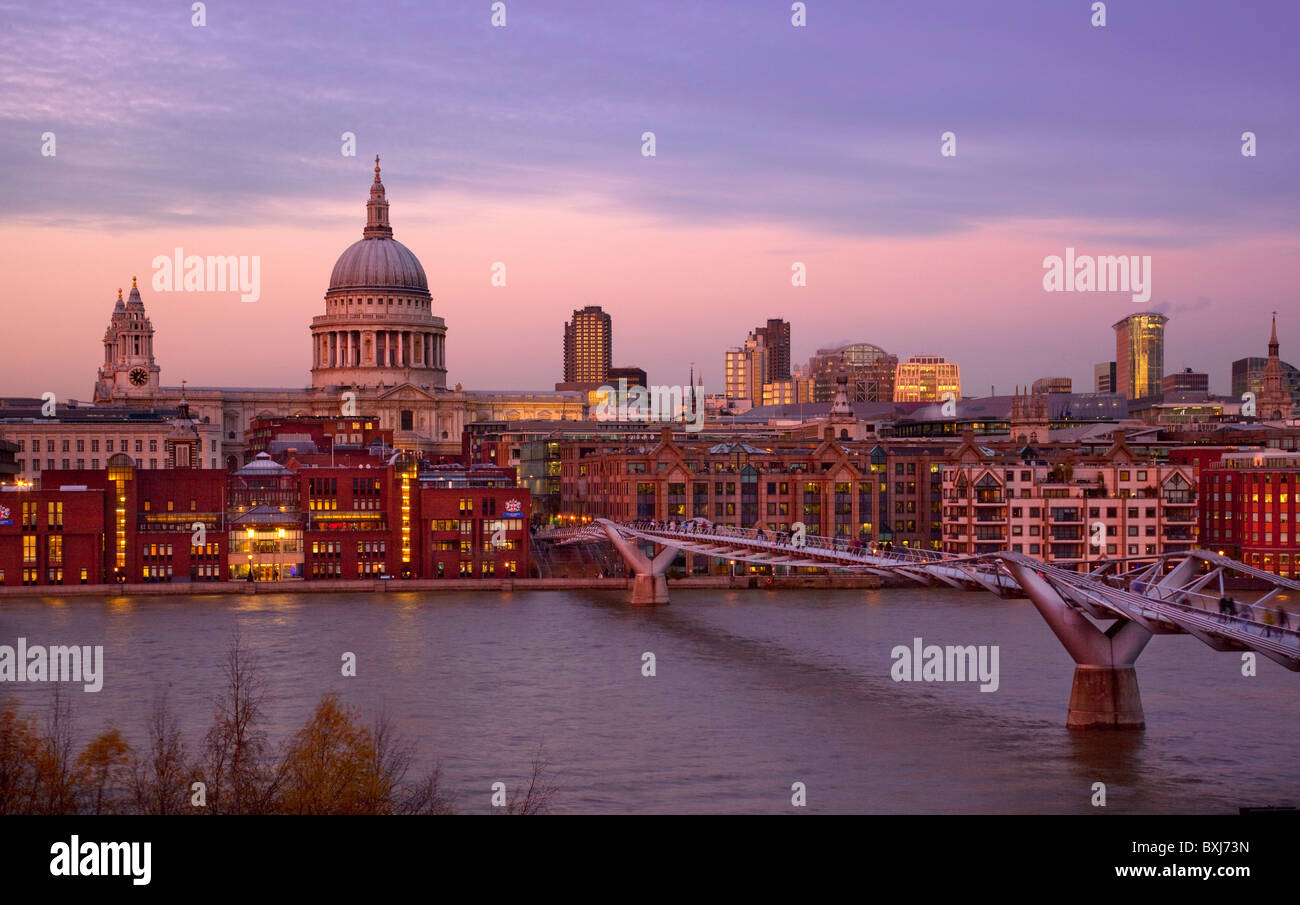 Luce della Sera sulla Cattedrale di St Paul e Millennium bridge da Tate Modern sulla riva sud del Tamigi, Londra, Inghilterra Foto Stock