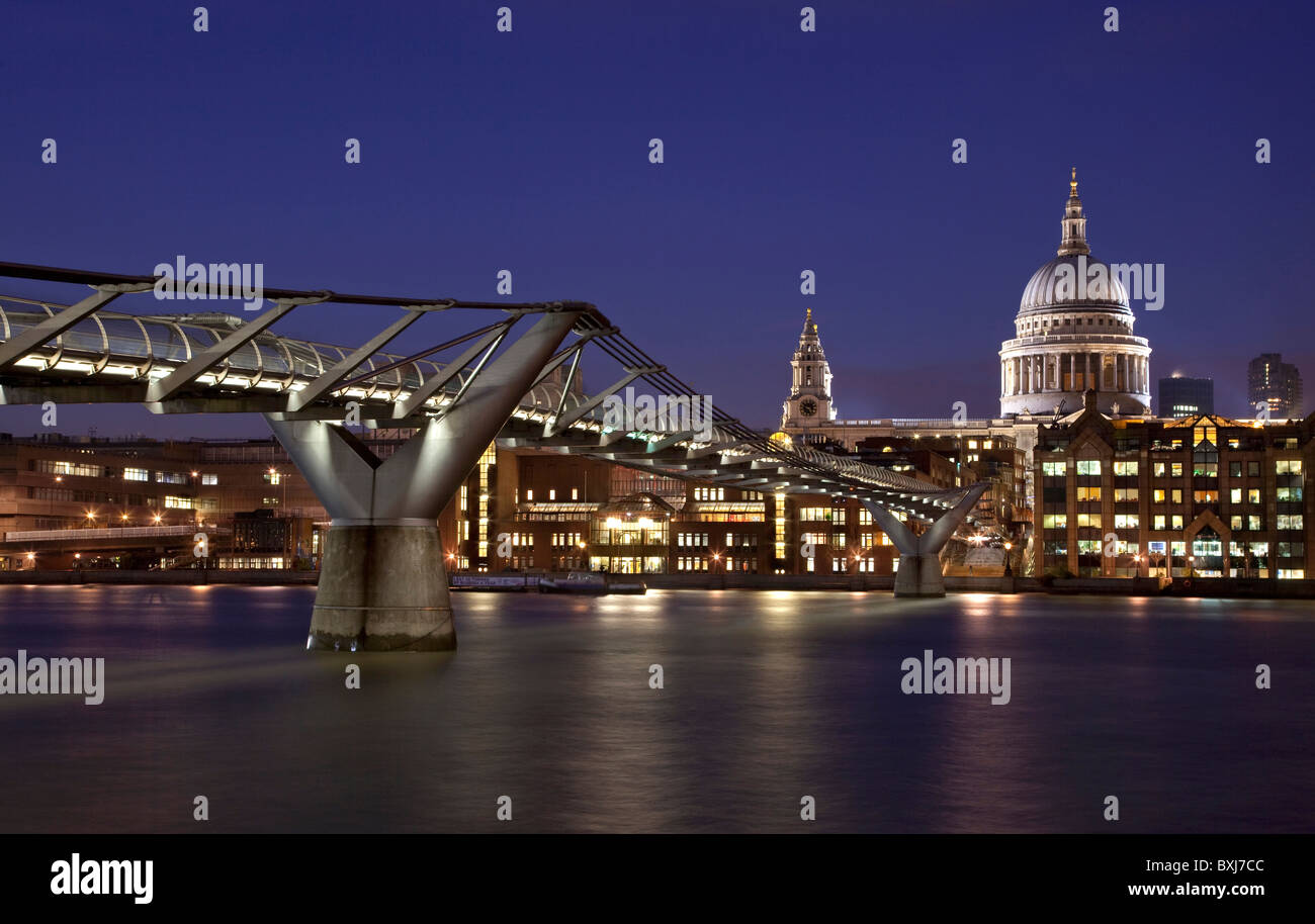 Vista notturna di St.Paul Cathedral e Millennium Bridge da South Bank di Londra, Inghilterra Foto Stock