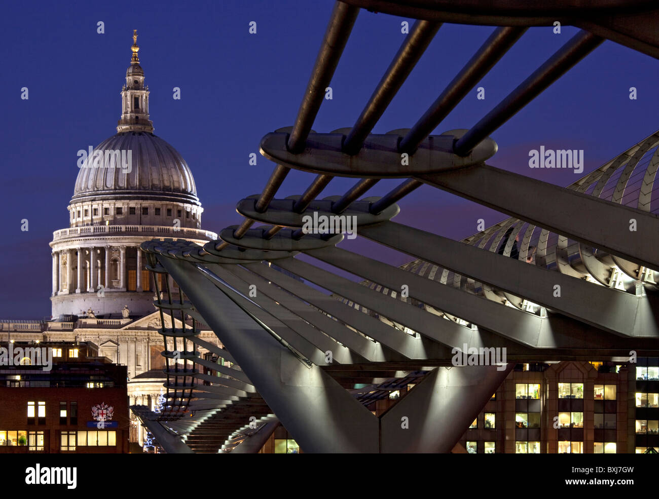 Vista notturna di St.Paul Cathedral e Millennium Bridge da South Bank di Londra, Inghilterra Foto Stock