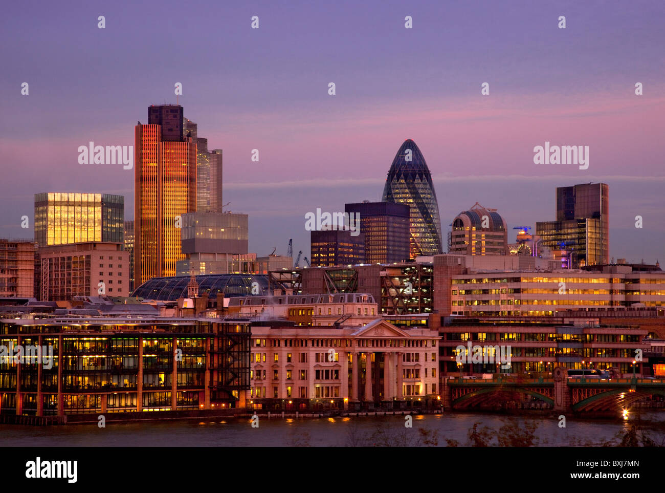 Twilight skyline della città distretto finanziario square mile London Inghilterra England Foto Stock