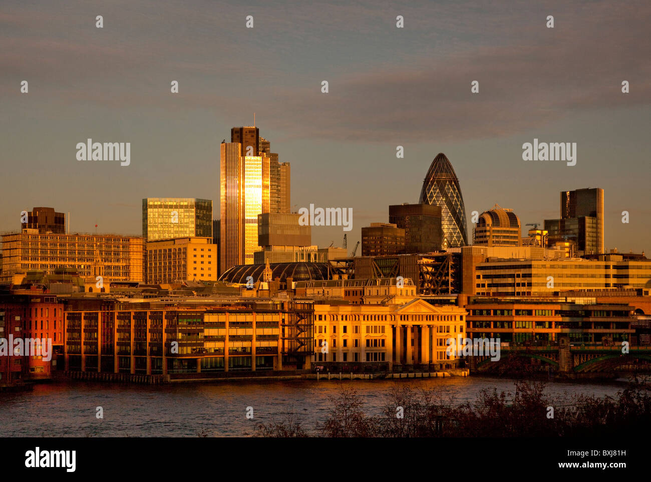 Nel tardo pomeriggio luce sulla skyline della città distretto finanziario square mile, Londra, Inghilterra Foto Stock