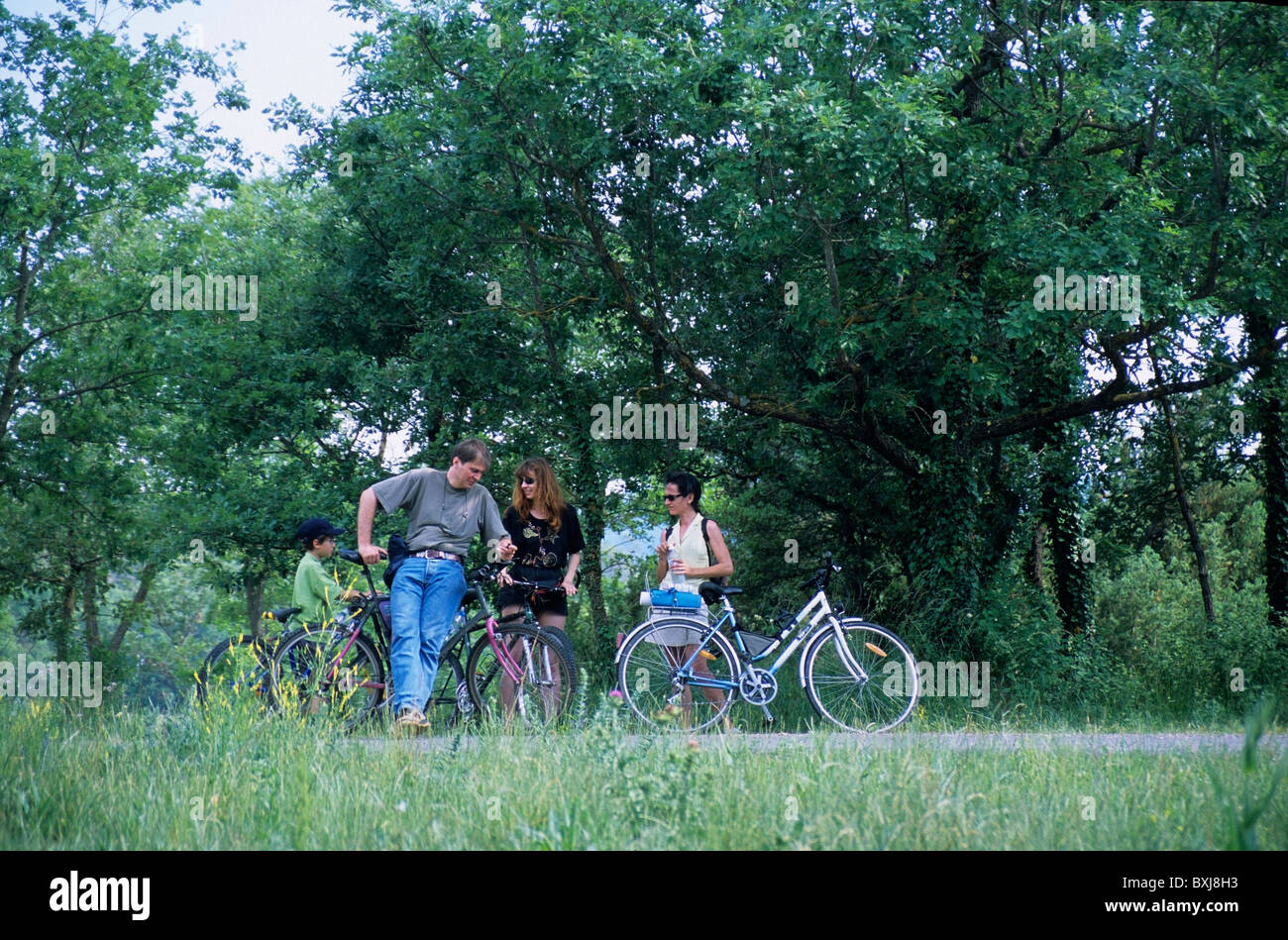 Gruppo di amici per una pausa dopo escursioni in bicicletta attraverso la campagna, reggiseni, Provenza, Francia. Foto Stock