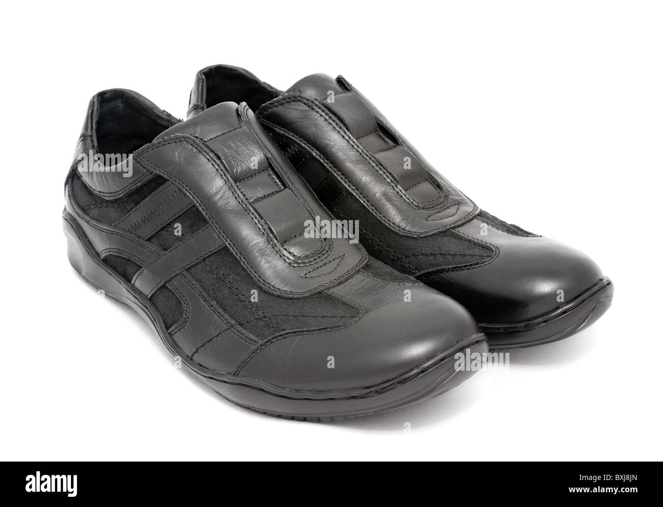 Una coppia di nero mens scarpe sportive su sfondo bianco Foto Stock
