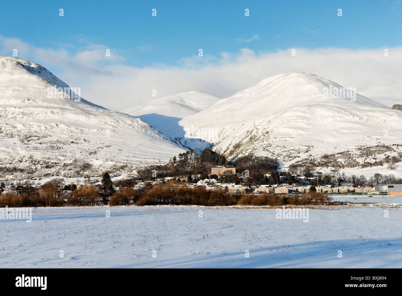 Il villaggio Hillfoots di Alva alla base del Ochil Hills, Clackmannanshire, Scotland, Regno Unito. Foto Stock