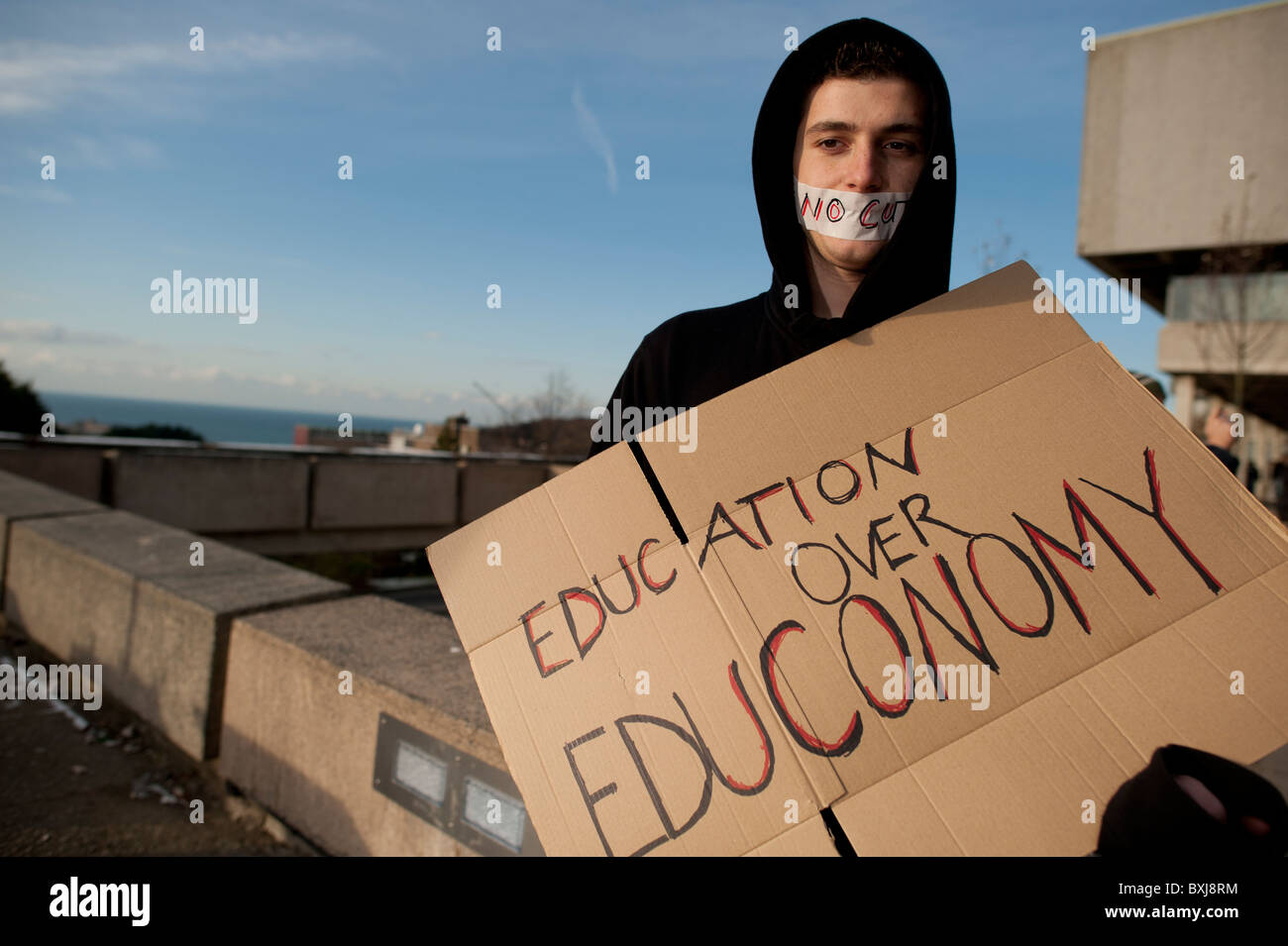 Aberystwyth gli studenti hanno partecipato a un flash esterno mob Aberystwyth Arts Center silenziosamente holding cartelloni con le loro bocche chiuse con nastro adesivo Foto Stock