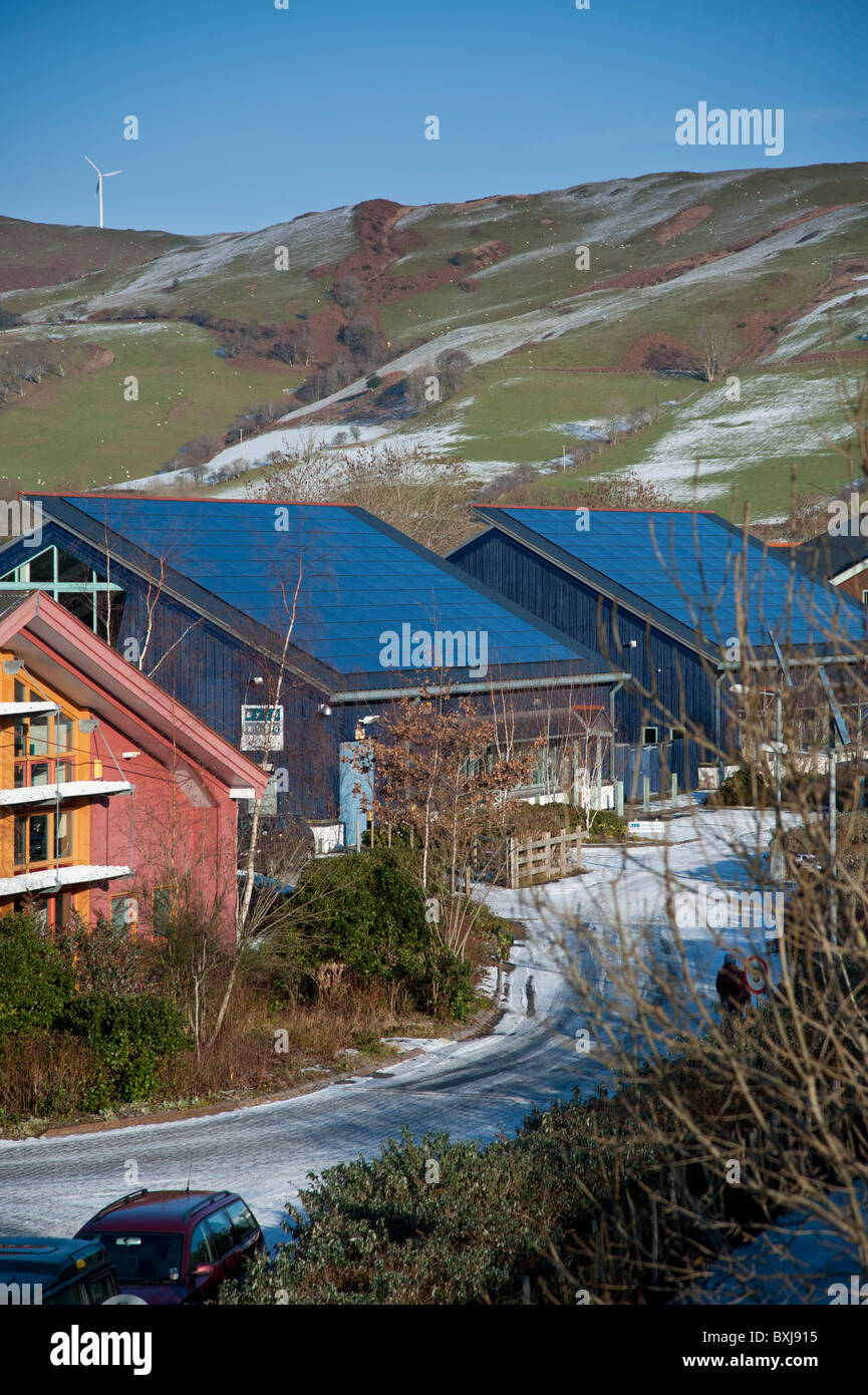 Photo Voltaic pannelli solari sul tetto degli edifici di Dyfi Eco Park, Machynlleth Wales UK Foto Stock