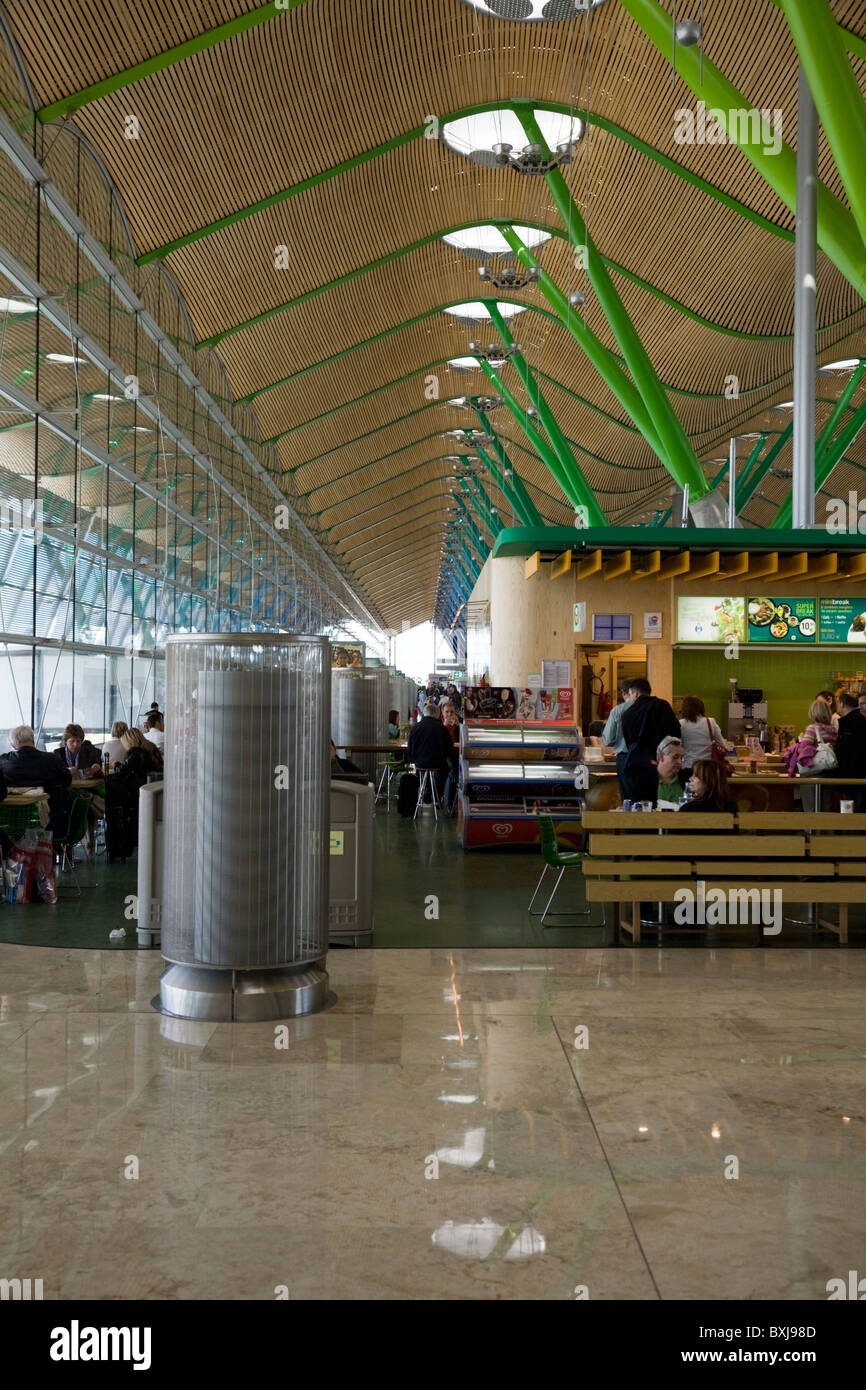 Aeroporto partenza / sala partenze e tetto moderno a Madrid Airport / Madrid-Barajas dall' aeroporto di Barajas. Spagna. Foto Stock