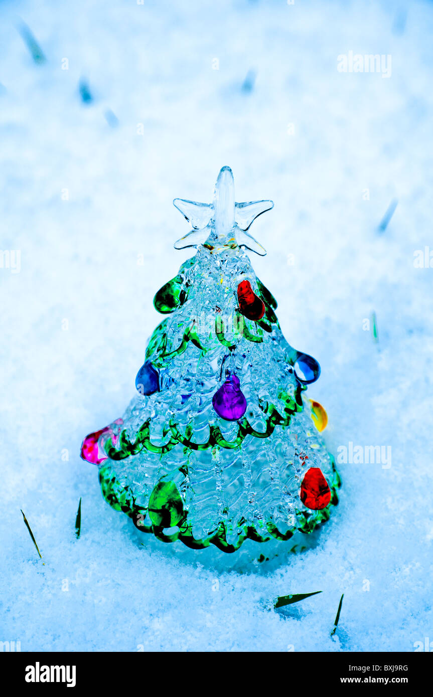 Vetro decorativo albero di Natale ( dal veneziano - Murano vetrerie ) in un ambiente innevato. Foto Stock