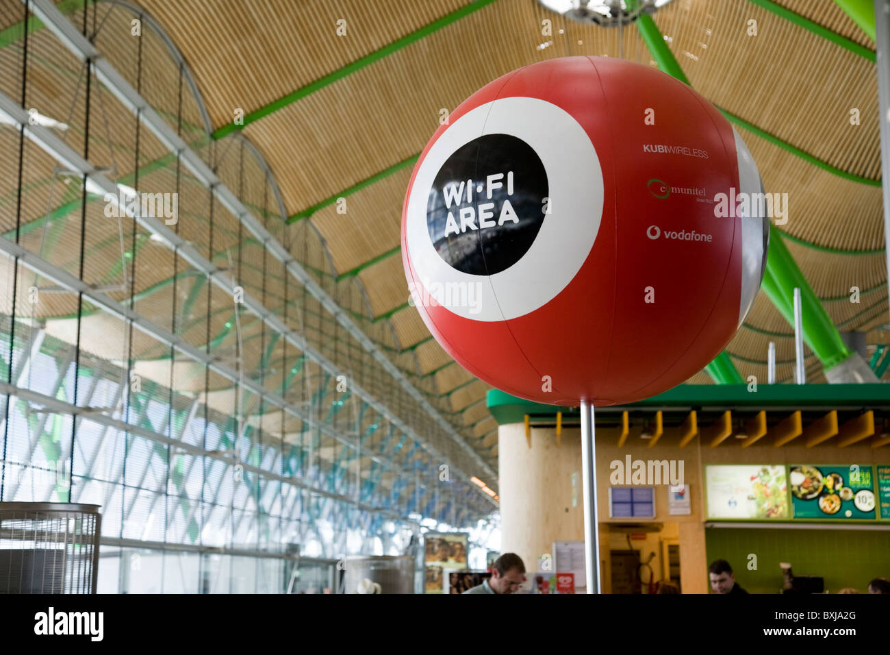 Un wifi / wi fi area hotspot / hot spot segno / faro per i passeggeri accesso internet a Madrid Airport / Aeroporto. Spagna. Foto Stock