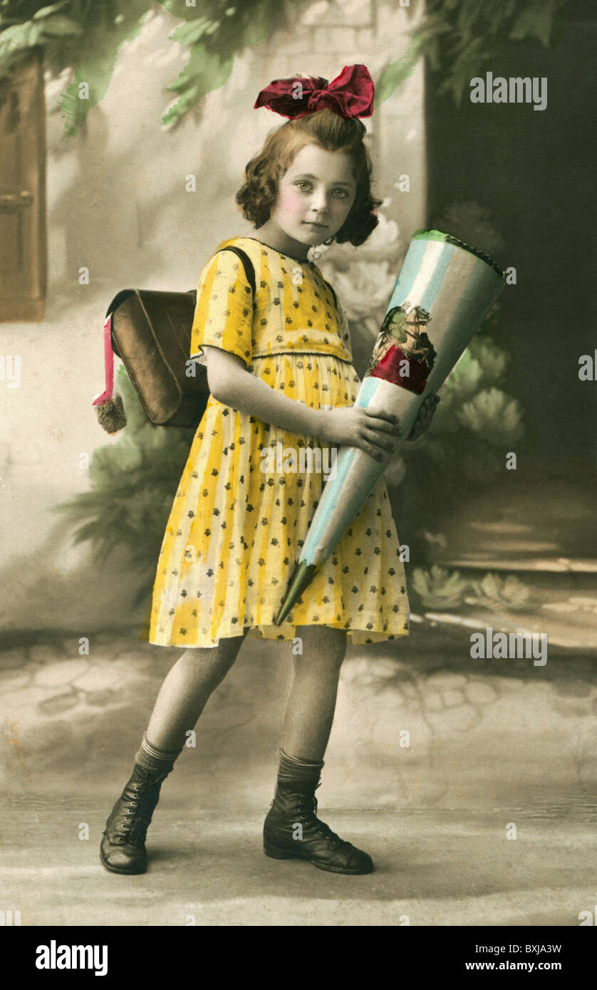 Istruzione, scuola, iscrizione, ragazza con il cono scolastico, Germania, circa 1927, diritti aggiuntivi-clearences-non disponibile Foto Stock
