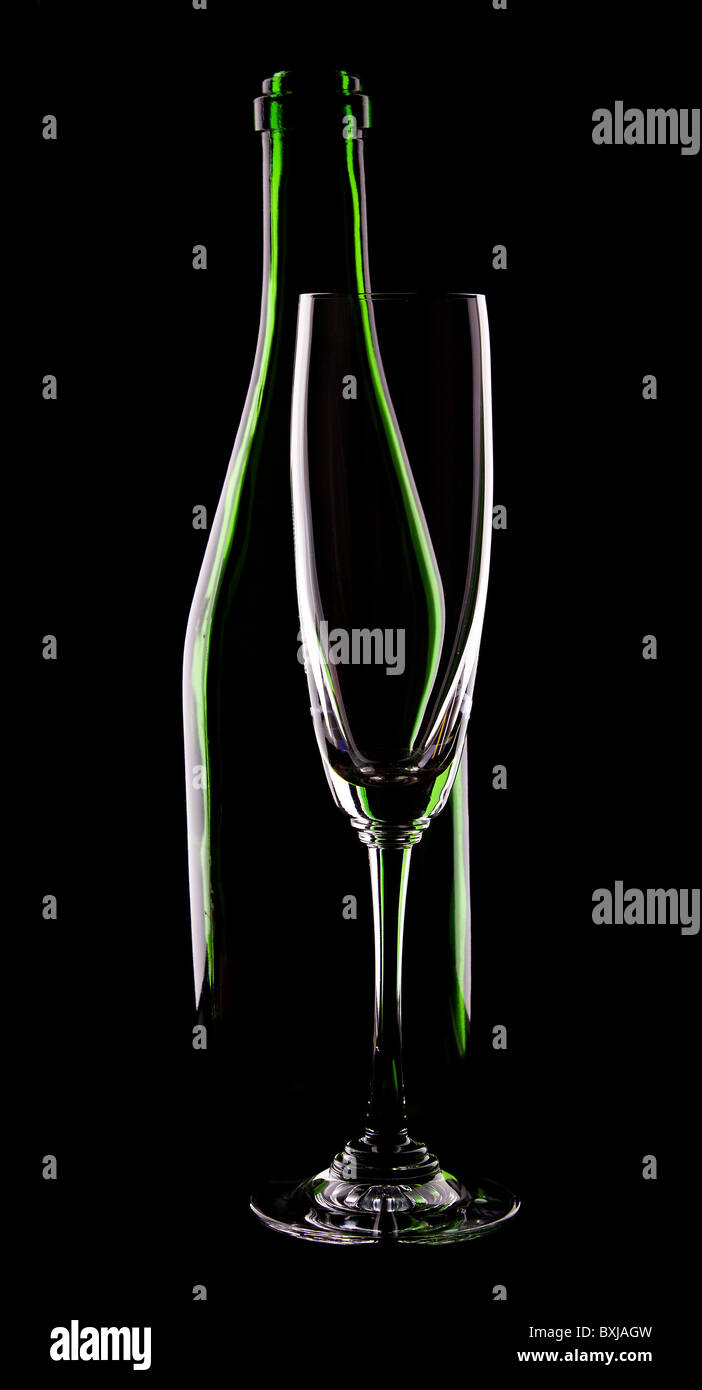 Bottiglia in vetro verde del vino e della Wineglass su sfondo nero Foto Stock