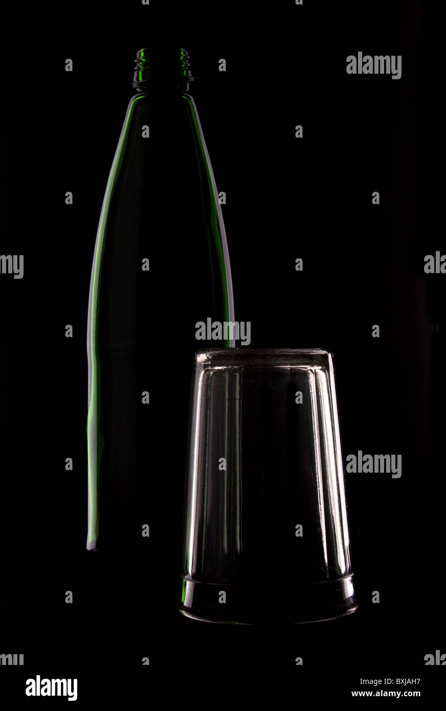 Svuotare la bottiglia verde e vetro su sfondo nero Foto Stock