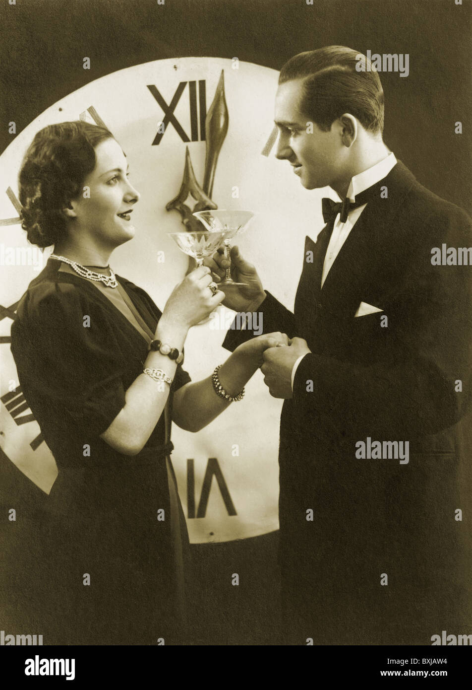 Persone, coppie, coppie è clking bicchieri a mezzanotte, Silvester, Germania, 1940, diritti aggiuntivi-clearences-non disponibile Foto Stock