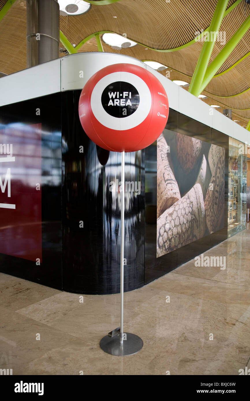 Un wifi / wi fi area hotspot / hot spot segno / faro per i passeggeri accesso internet a Madrid Airport / Aeroporto. Spagna. Foto Stock