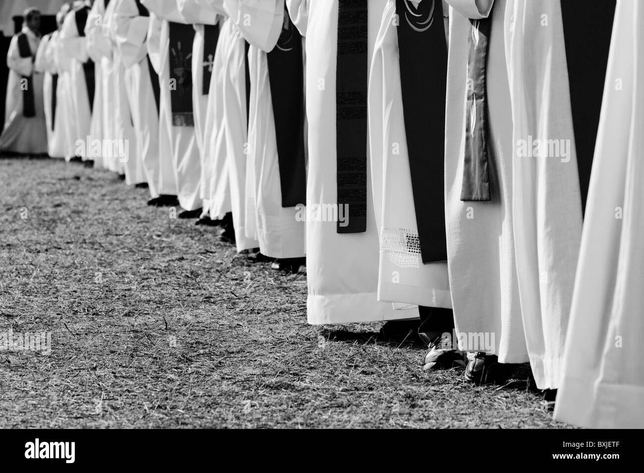 I sacerdoti cattolici si allontanano di dare la comunione ai 50.000 i credenti alla fine della Messa a Stará Boleslav, Repubblica ceca. Foto Stock