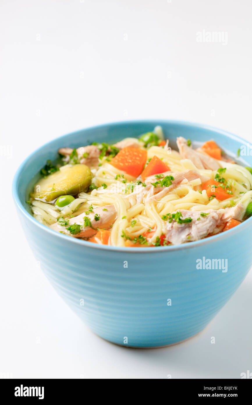 Ciotola di zuppa di pollo con pasta e verdure Foto Stock