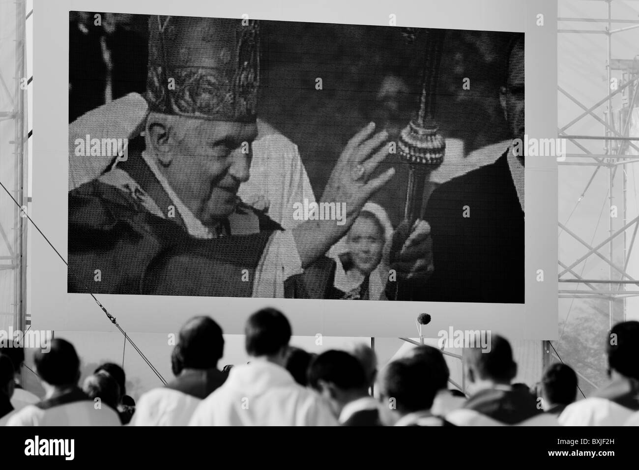 Papa Benedetto XVI, visto su uno schermo di grandi dimensioni, celebra l'open-air messa a Stará Boleslav, Repubblica ceca. Foto Stock