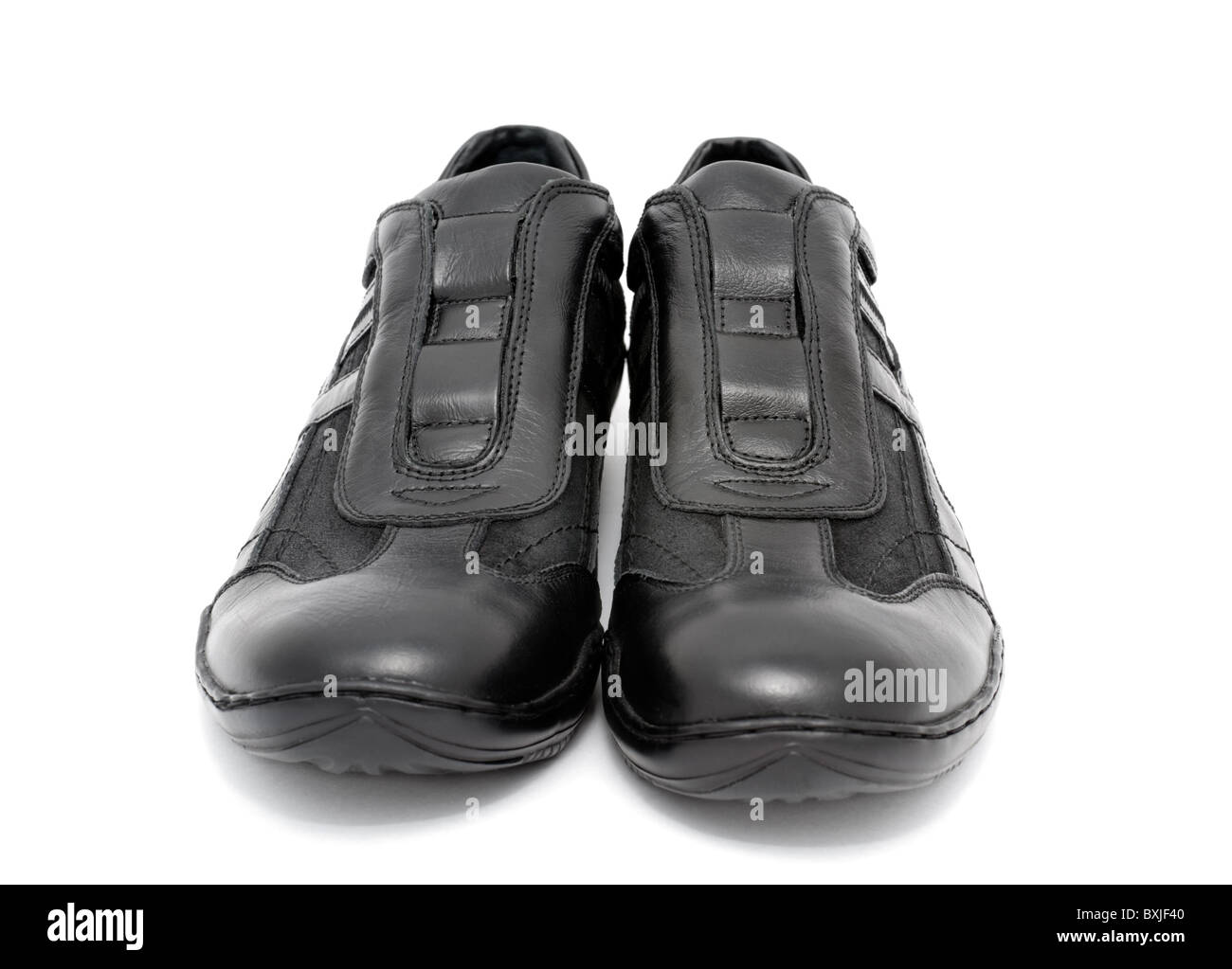 Una coppia di nero mens scarpe sportive su sfondo bianco Foto Stock