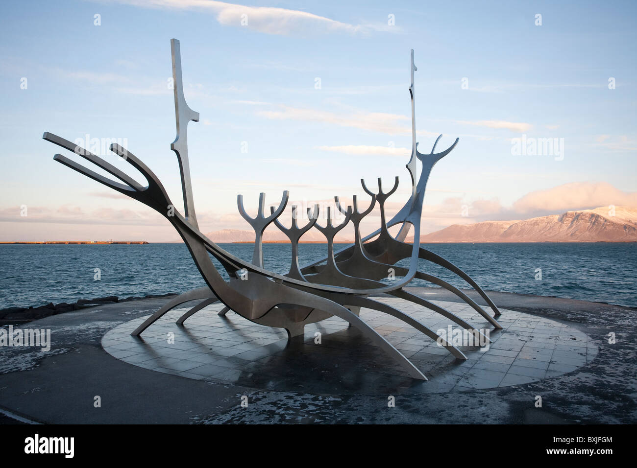 Solfar Sun Voyager Viking Ship scultura sul lungomare nord Reykjavik Islanda da Jon Gunnar Amason. Foto:Jeff Gilbert Foto Stock