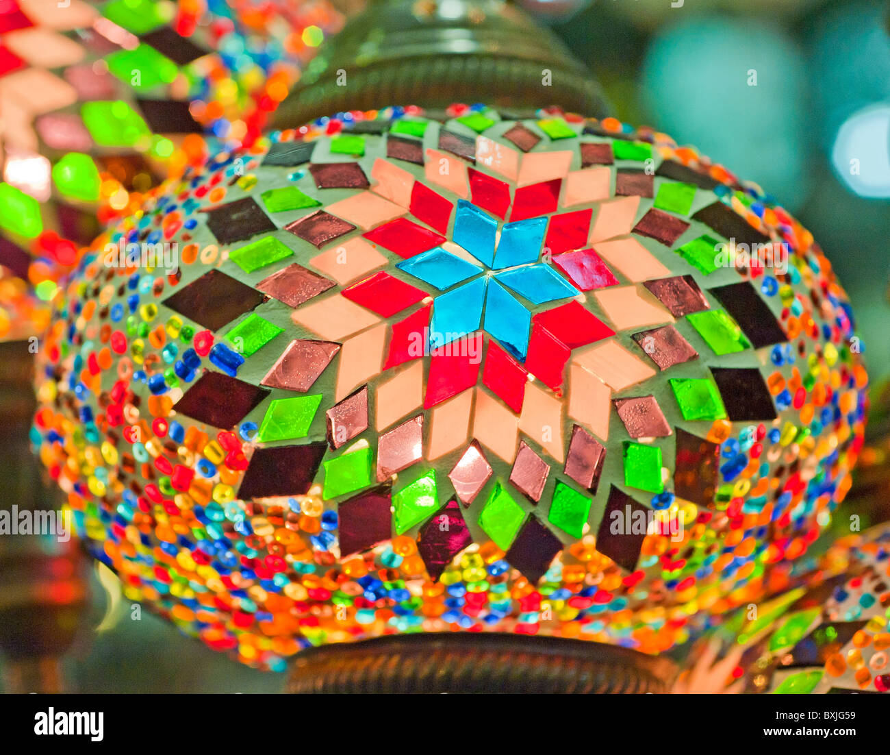Ornato appendere le luci di vetro in una fase di stallo in un mercato souk Foto Stock