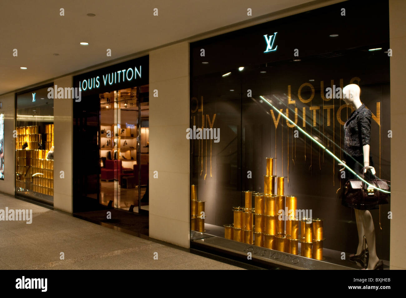 Louis Vuitton shop in The Landmark Shopping Centre, Isola di Hong Kong, Cina Foto Stock