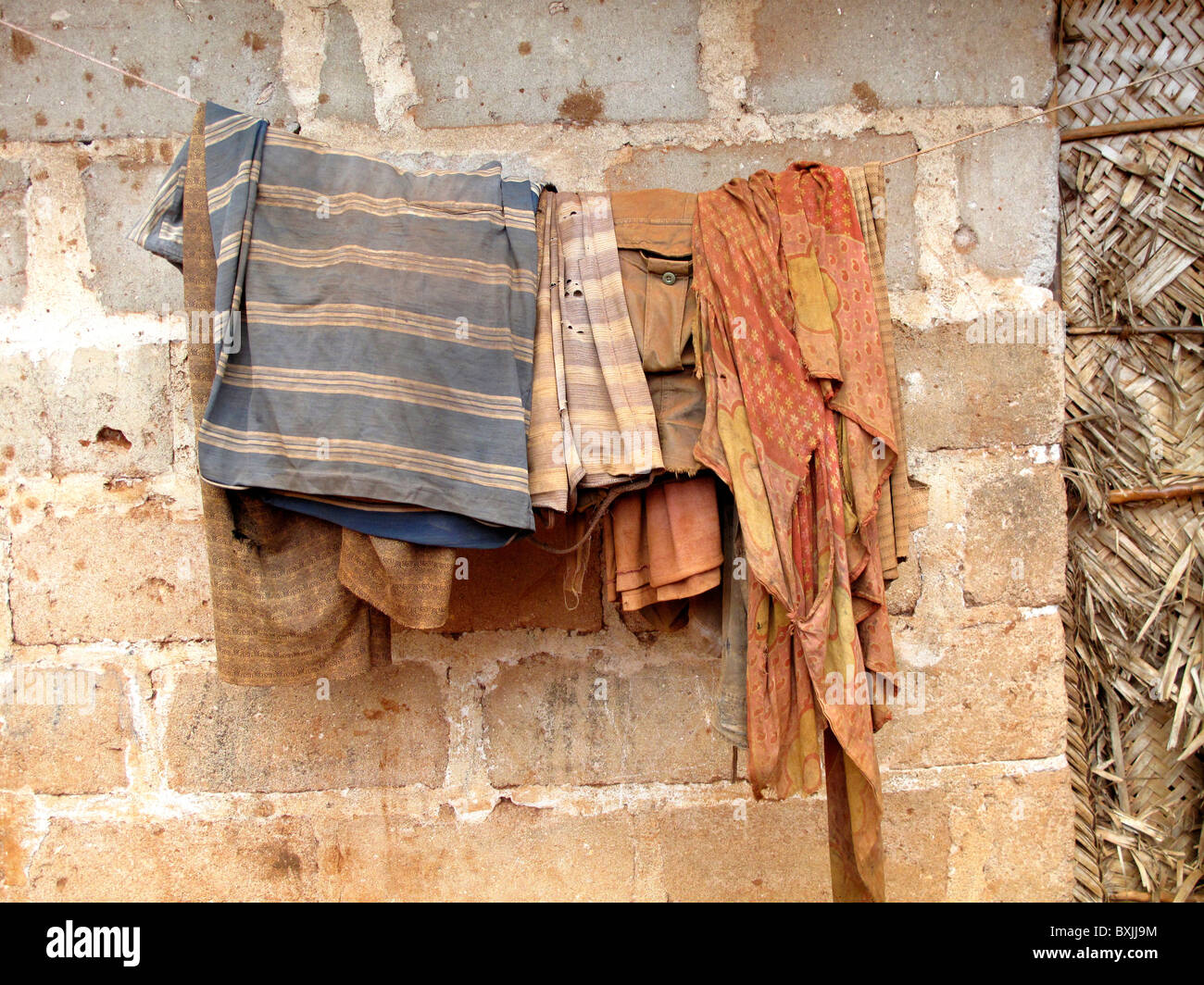 Panni sporchi appesi dalla linea in South African township Foto Stock