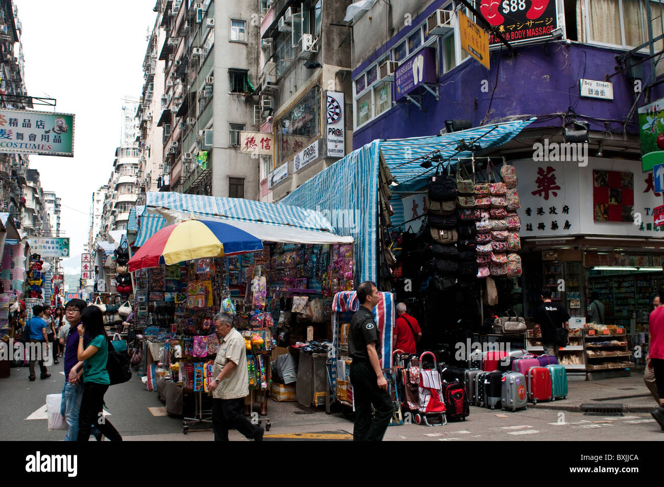 Strada trafficata, Mong Kok, Kowloon, Hong Kong, Cina Foto Stock