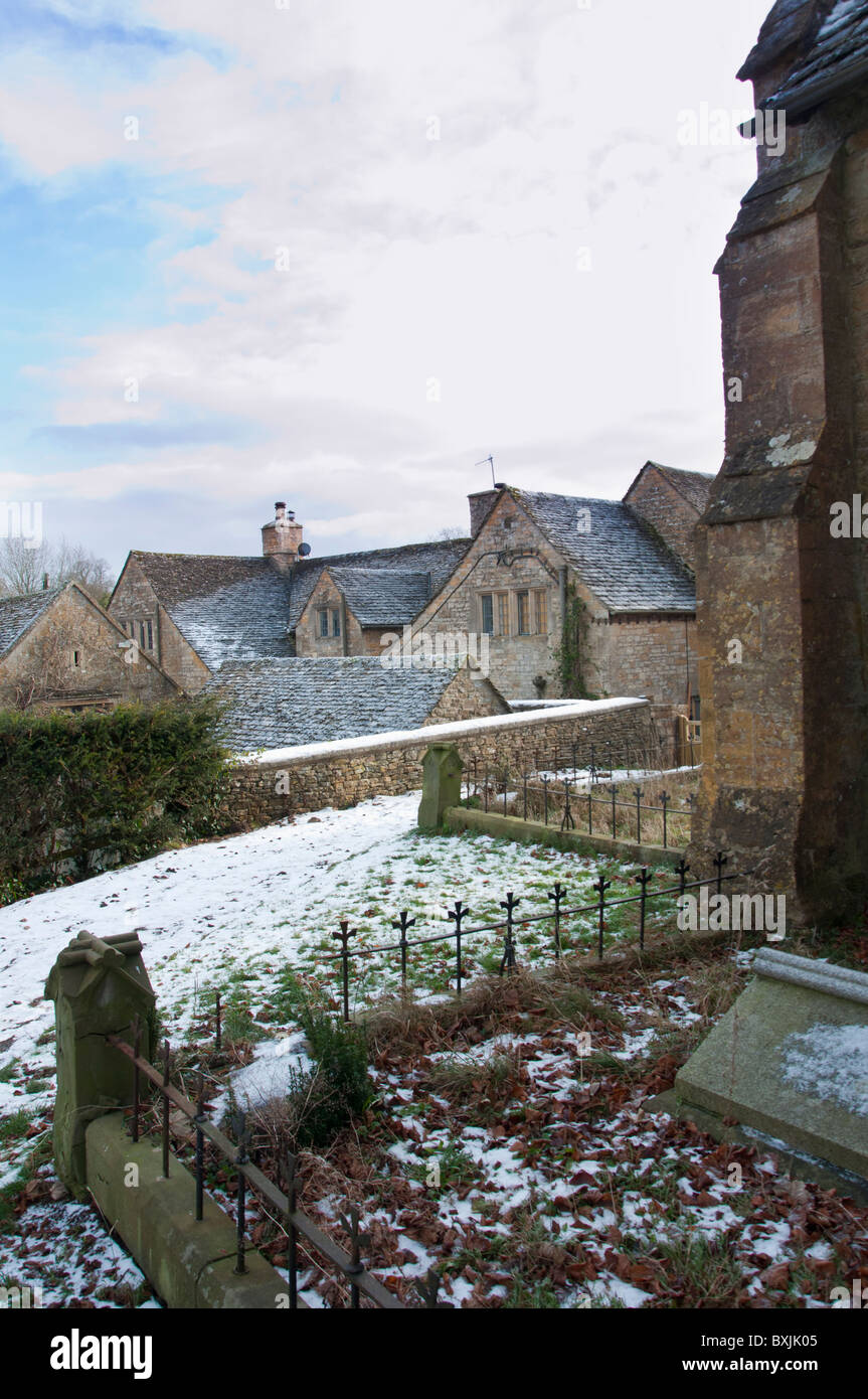 Vista dal sagrato della Basilica di San Pietro Chiesa Parrocchiale, Upper Slaughter village, Gloucestershire, Cotswolds, England, Regno Unito Foto Stock