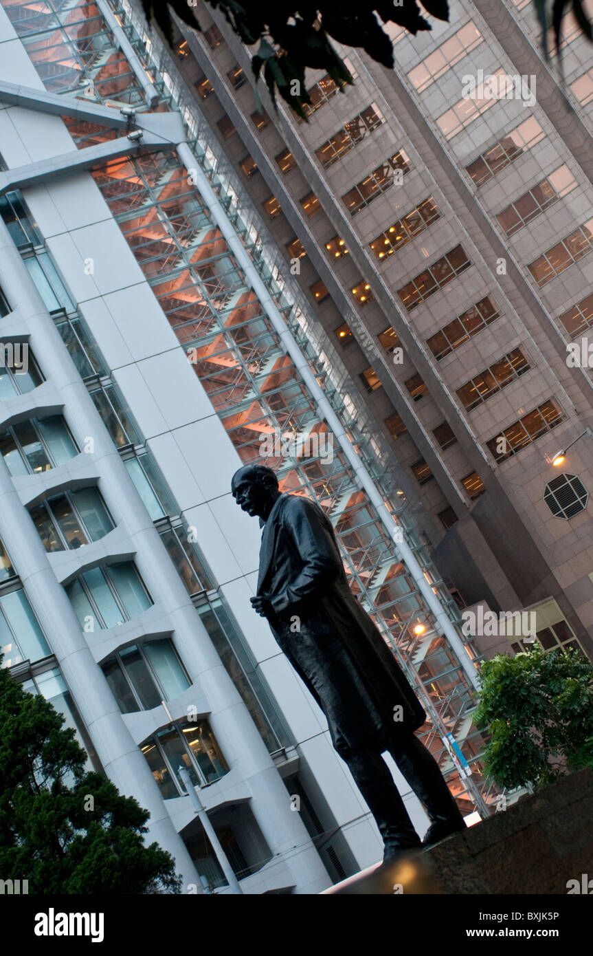 Statua di Sir Thomas Jackson con HSBC e Standard Chartered Bank, Isola di Hong Kong, Cina Foto Stock