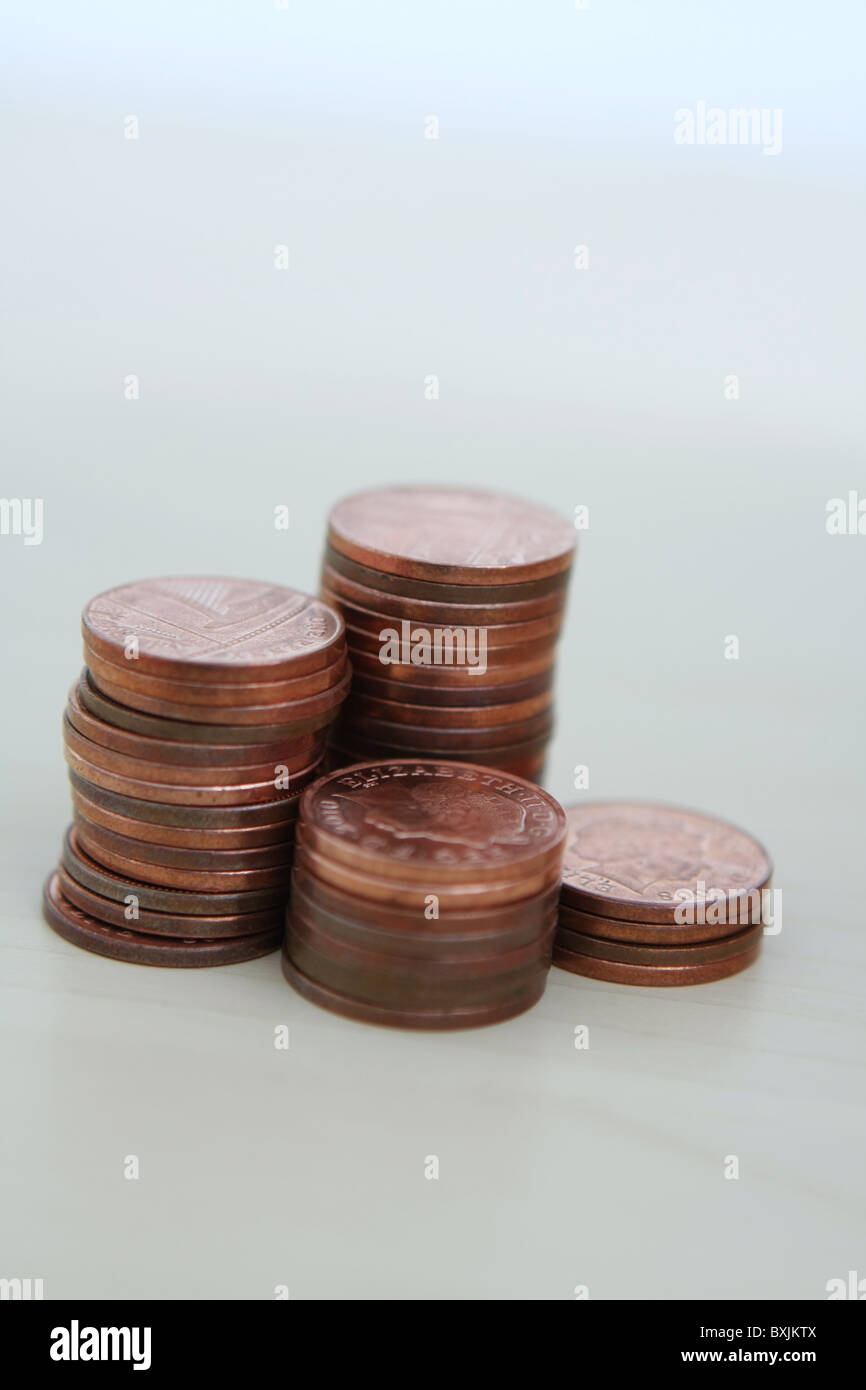 4 pile di sterling 1p delle monete in euro Foto Stock