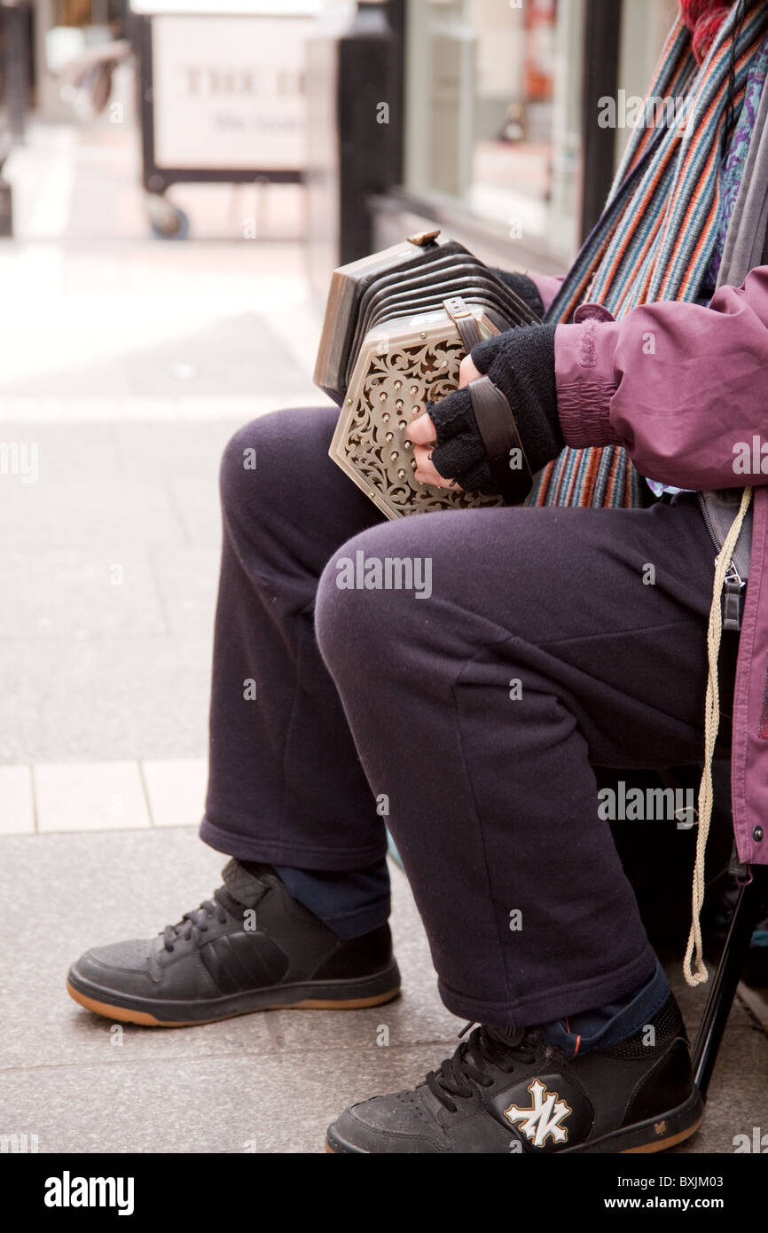 Busker concertina su una strada laterale fuori da Grafton Street Dublino Irlanda Foto Stock