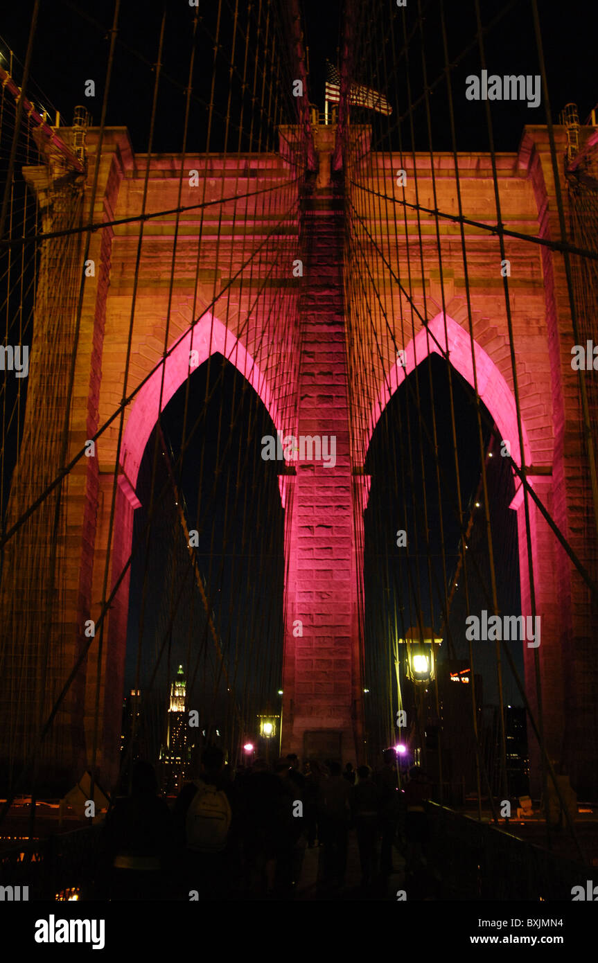 Stati Uniti. New York. Il ponte di Brooklyn. Progettato da John Augustus Roebling. È stato aperto nel 1883. Dettaglio. Vista notturna. Foto Stock