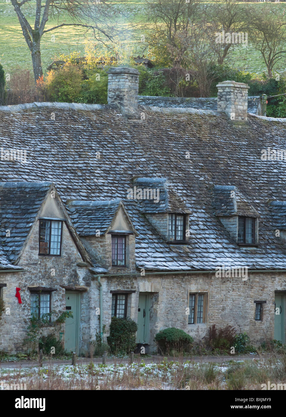 Arlington Row - XVII secolo tessitori cottages, costruito in pietra di Cotswold, nel pittoresco villaggio di Bibury, GLOUCESTERSHIRE REGNO UNITO Foto Stock