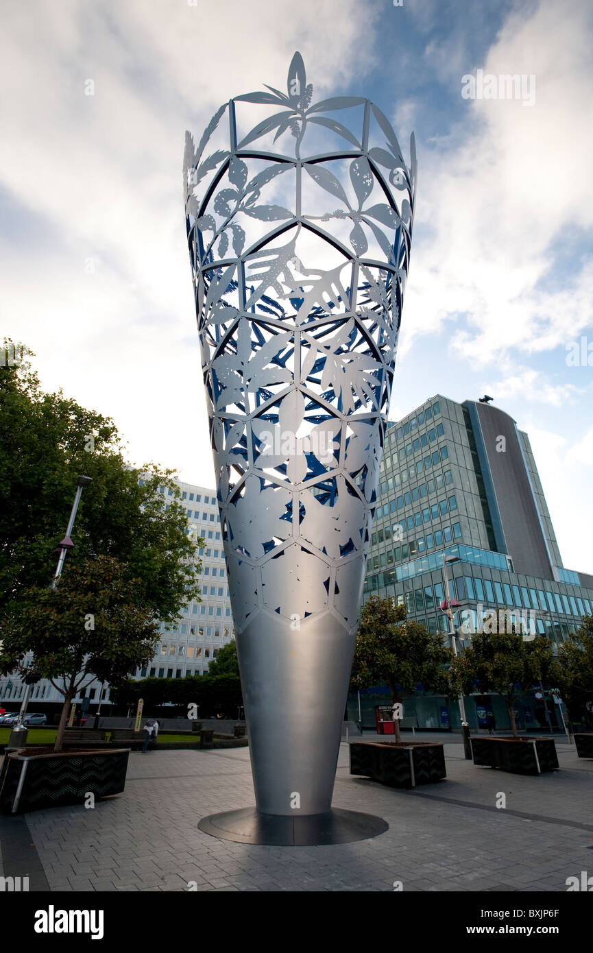 Neil Dawson's conico acciaio calice scultura domina piazza della cattedrale di Christchurch centro citta'. Foto Stock
