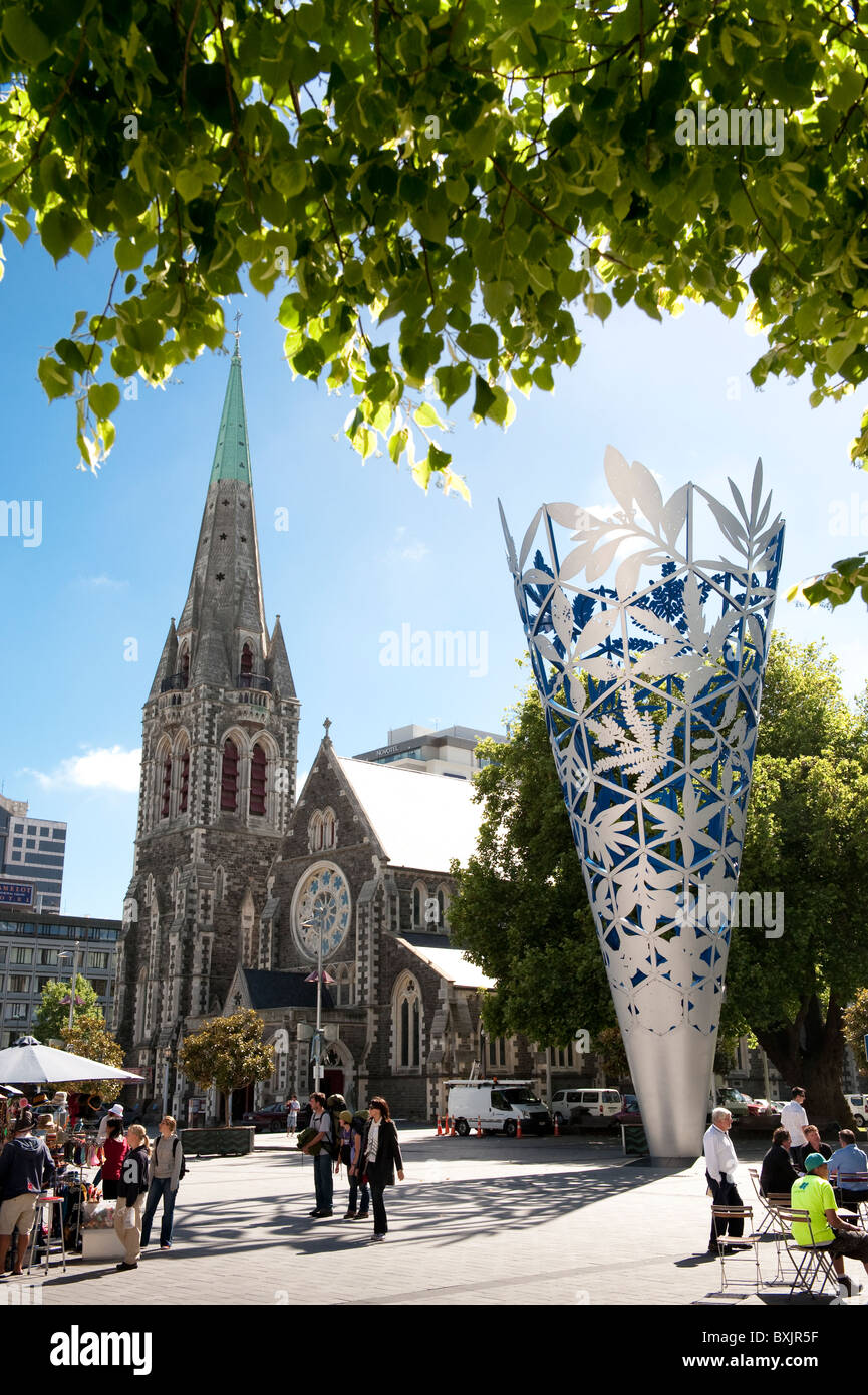 Neil Dawson's conico acciaio calice scultura domina piazza della cattedrale di Christchurch centro citta'. Foto Stock
