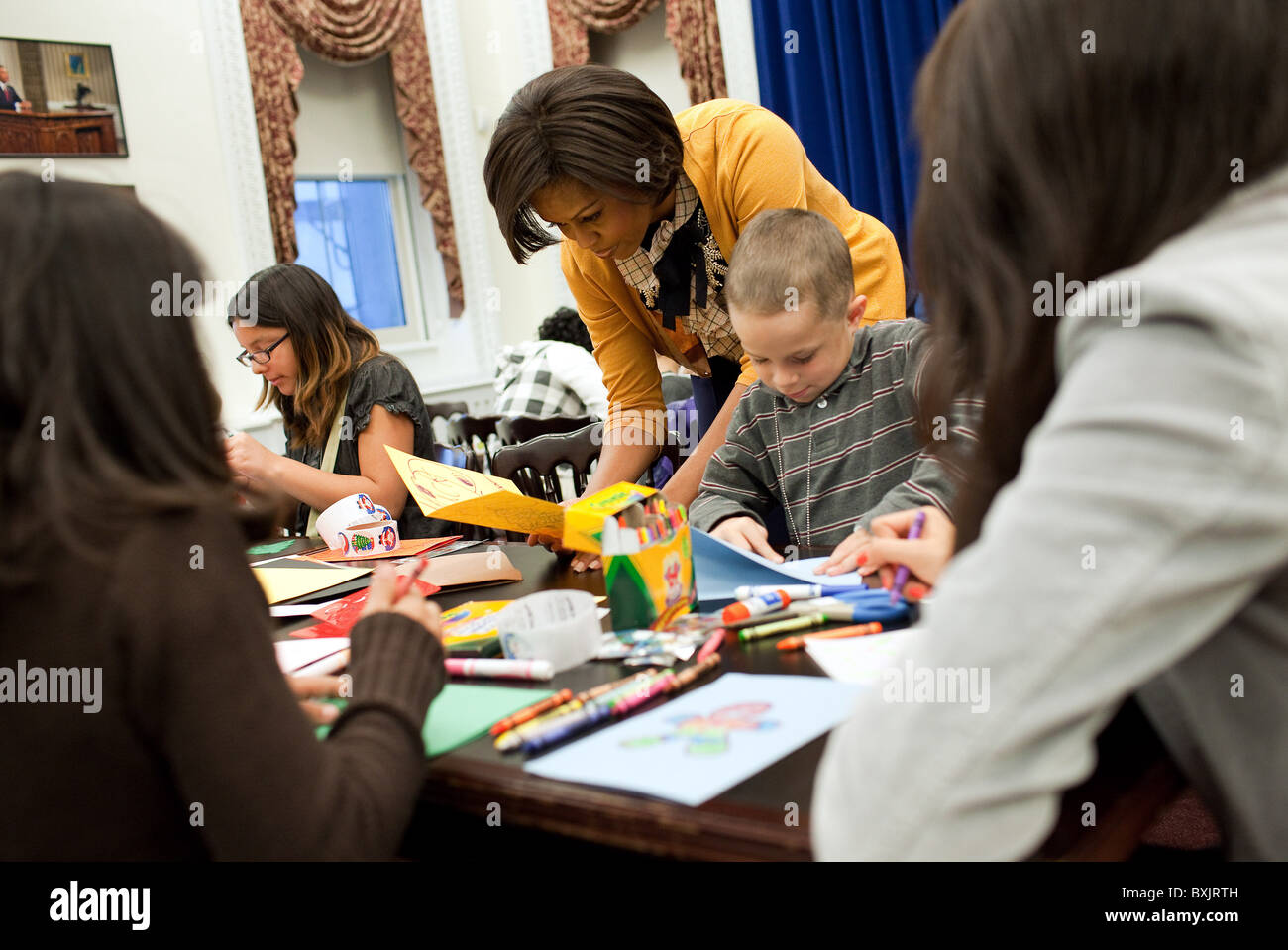Michelle Obama con studenti fare per Active Duty i membri del servizio. Foto Stock
