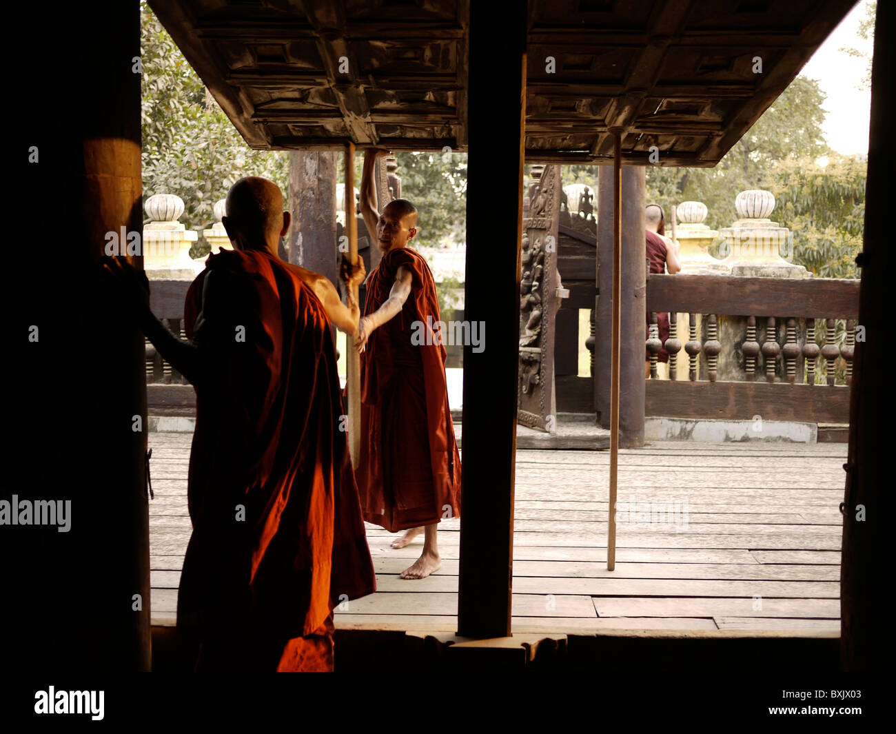 I monaci presso lo storico monastero di teak, Inwa vicino a Mandalay Foto Stock