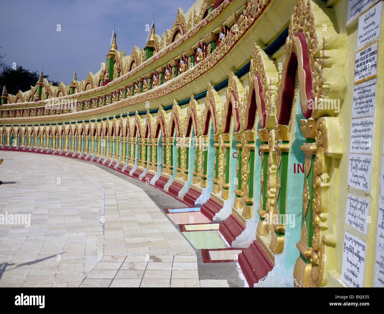 Colonnato su Sagaing Hill, Mandalay, birmania, myanmar Foto Stock