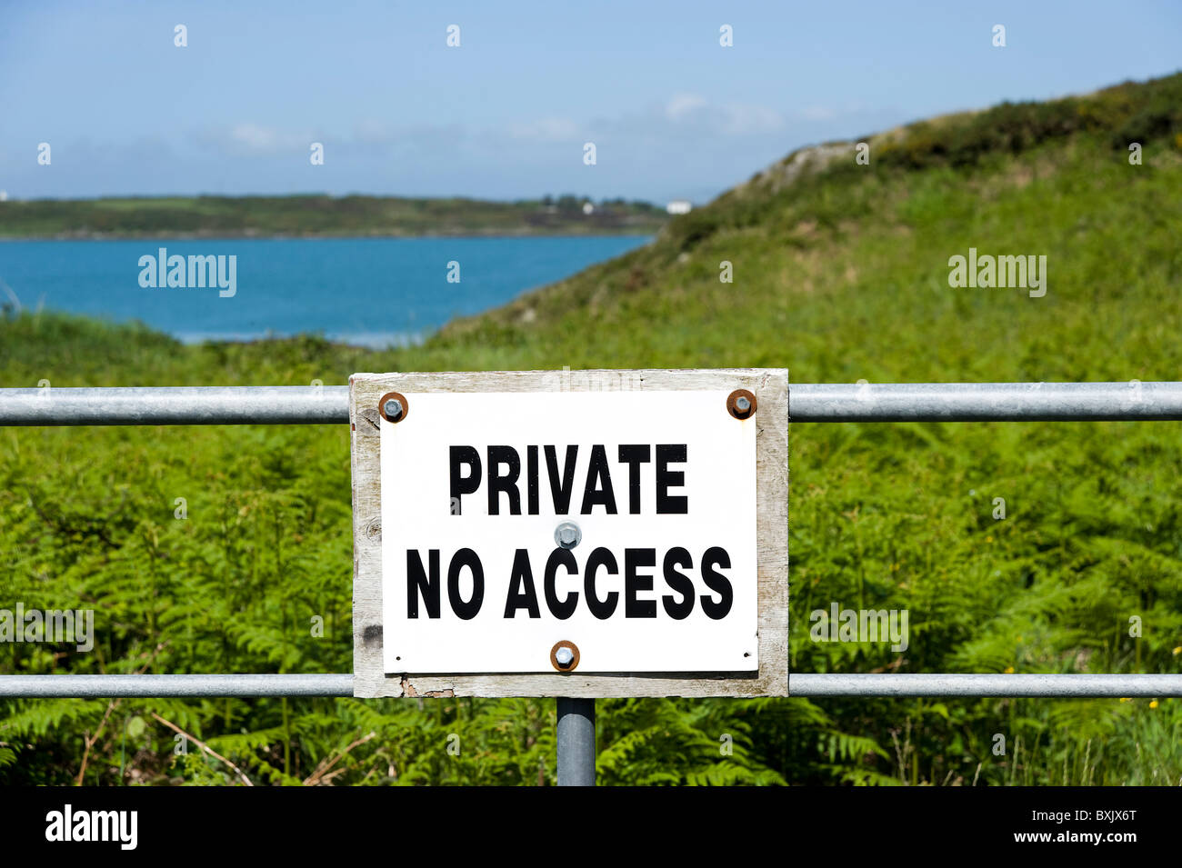 Non privato segno di accesso attraverso barriera sulla terra costiere su Sherkin Island, nella contea di Cork, Irlanda Foto Stock