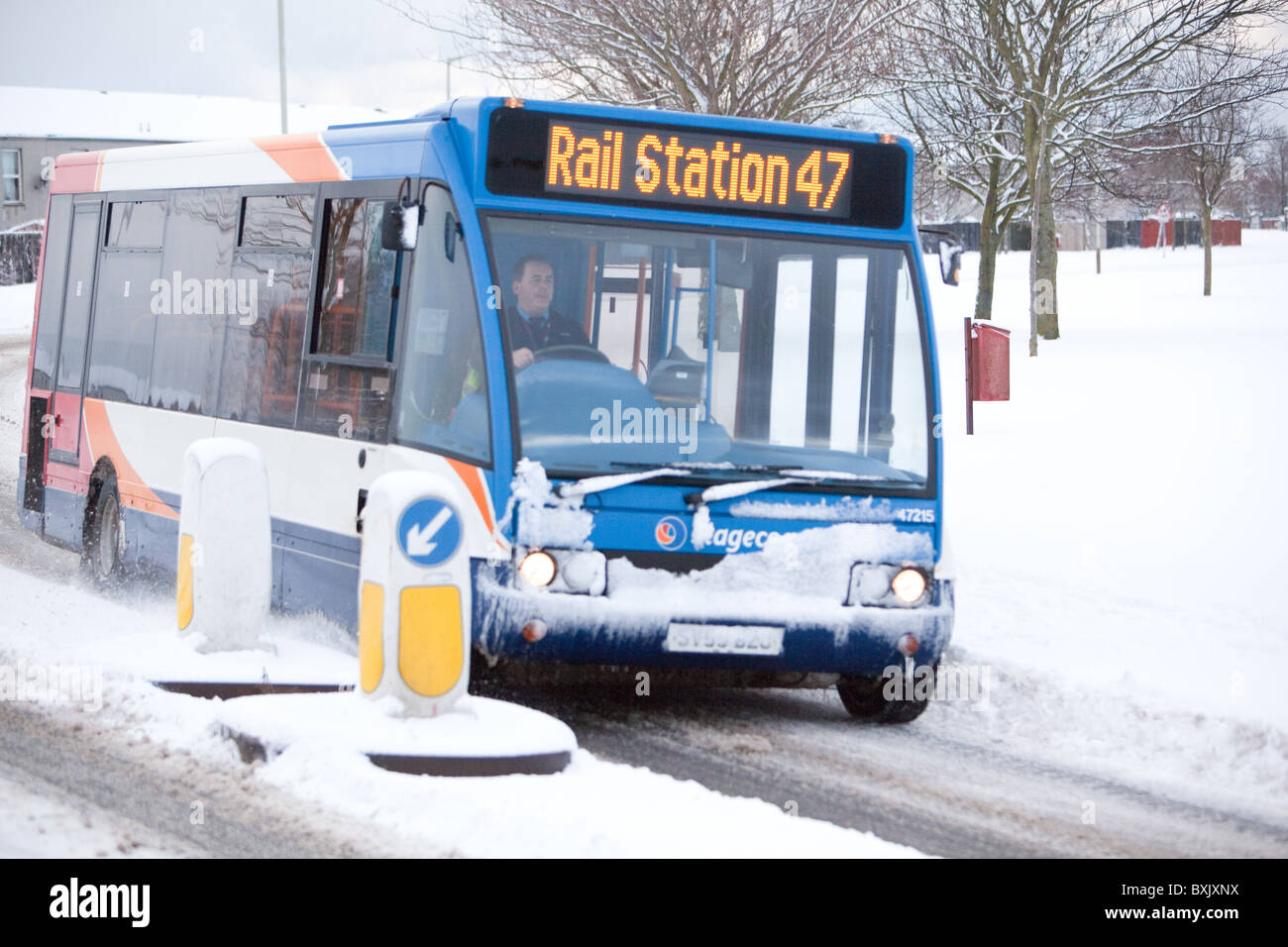 Servizio locale di autobus per la stazione ferroviaria in inverno la neve Montrose Scozia. Foto Stock