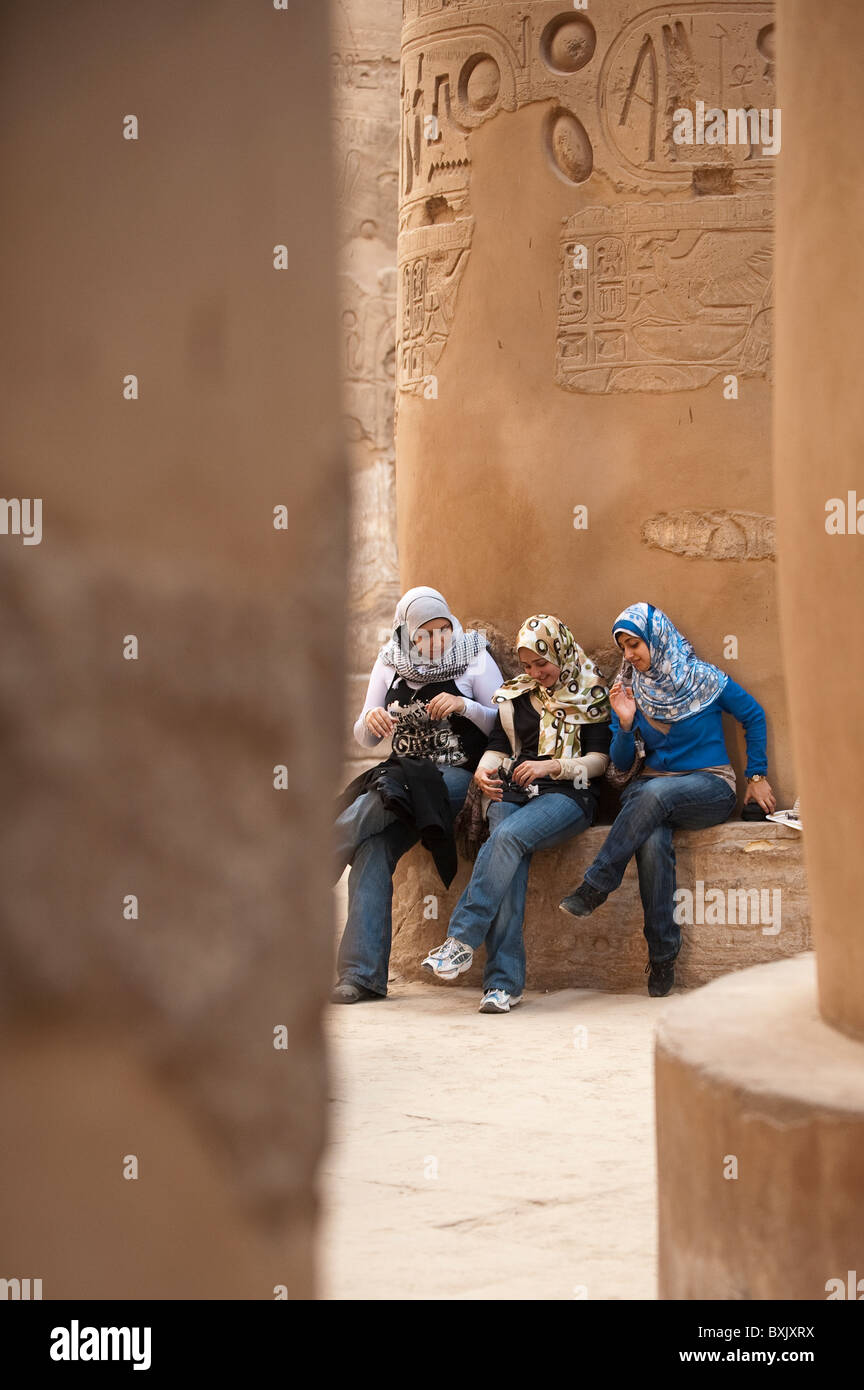 L'Egitto. Donne che indossano hijabs, Tempio di Karnak. Foto Stock