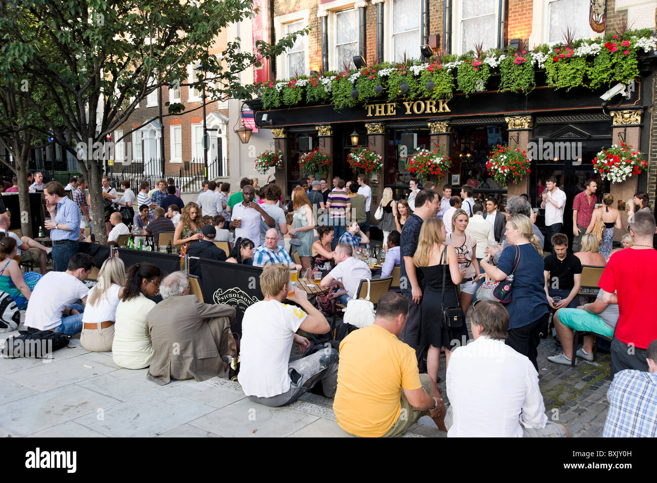 La York pub su Upper Street, Islington, London, England, Regno Unito Foto Stock