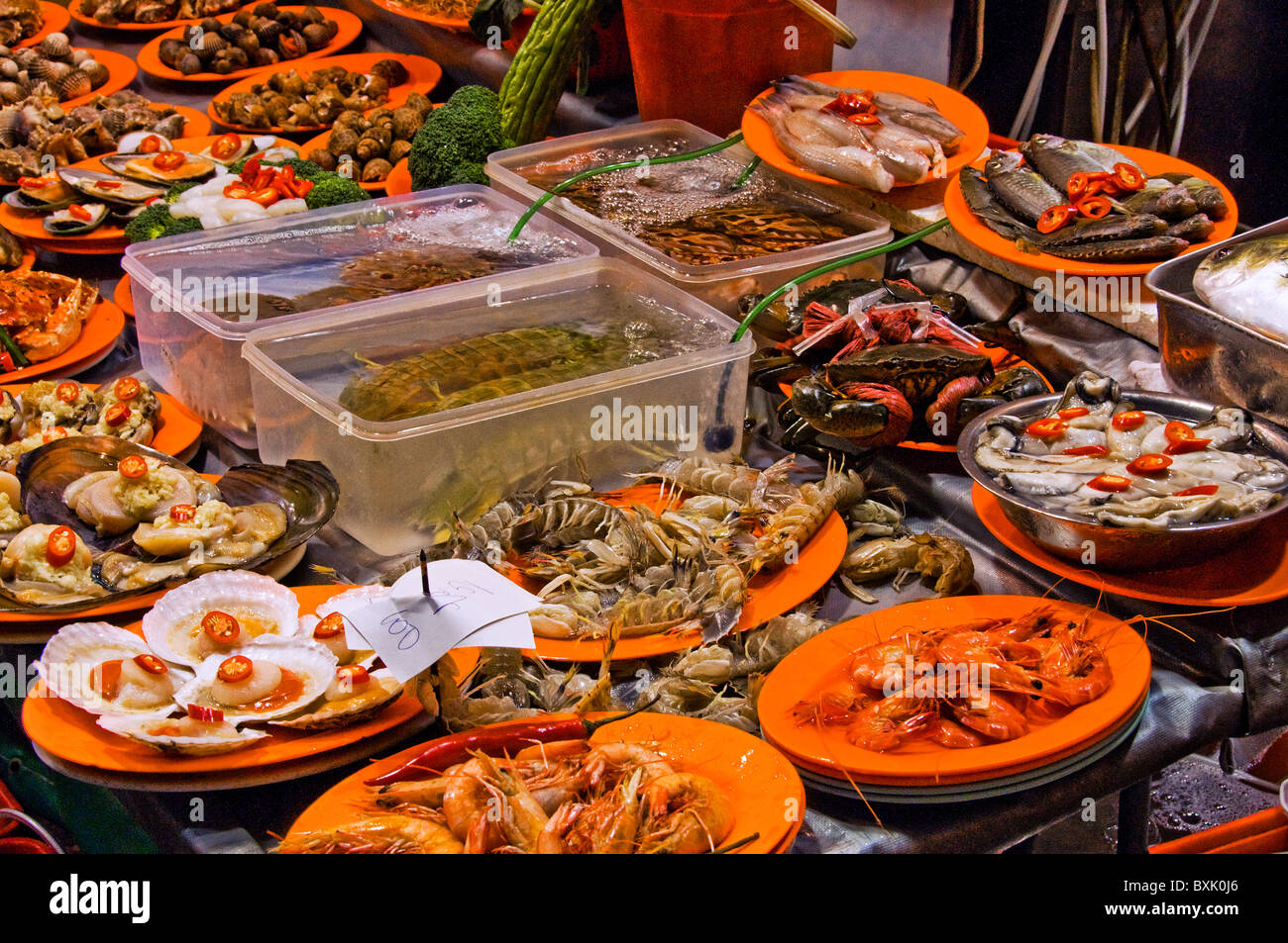 Unico piastre strane di cibo sul display in corrispondenza esterna in ristorante nel centro di Hong Kong Cina Foto Stock